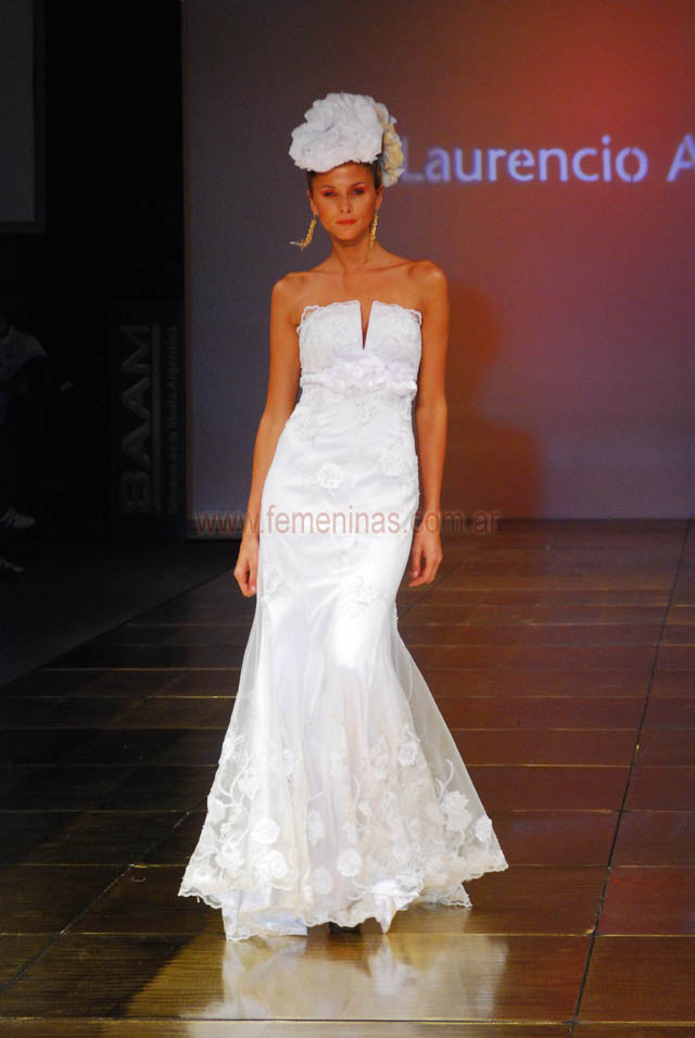 Vestido de novia strapless bordado Laurencio Adot